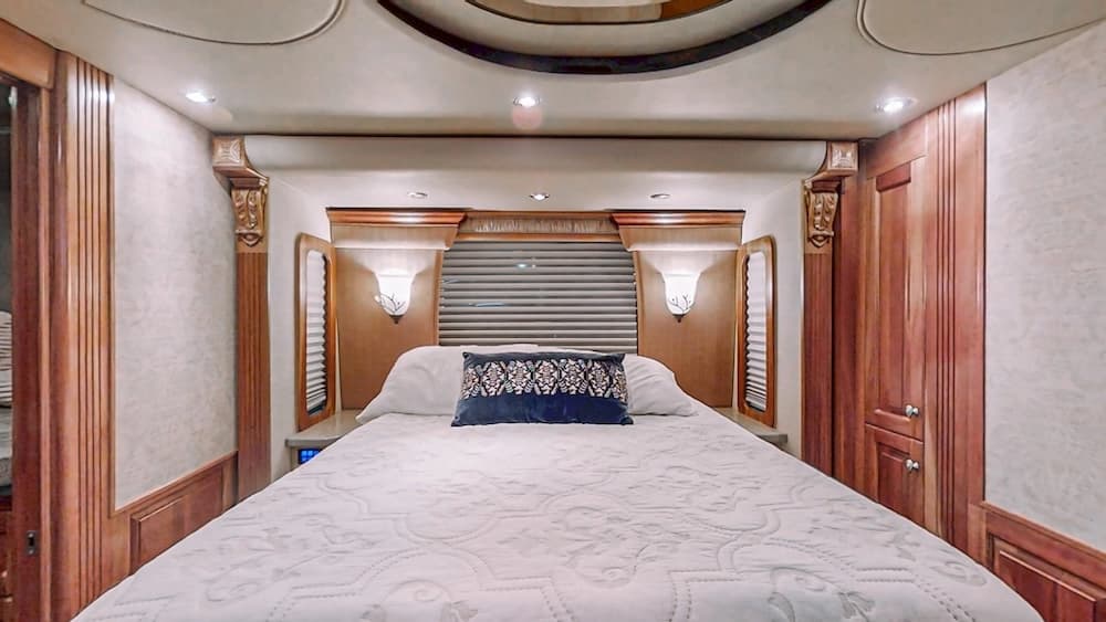 2006 Prevost Royale XLII Motorcoach - Image 27