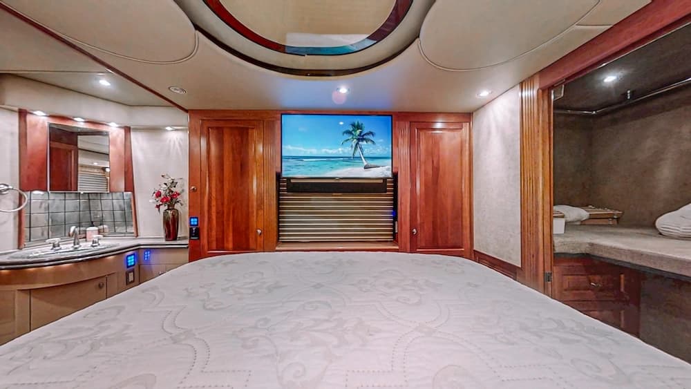 2006 Prevost Royale XLII Motorcoach - Image 28