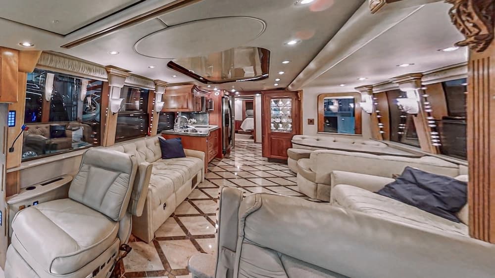2006 Prevost Royale XLII Motorcoach - Image 3