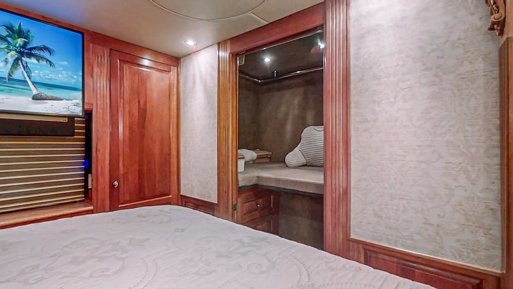 2006 Prevost Royale XLII Motorcoach - Image 30