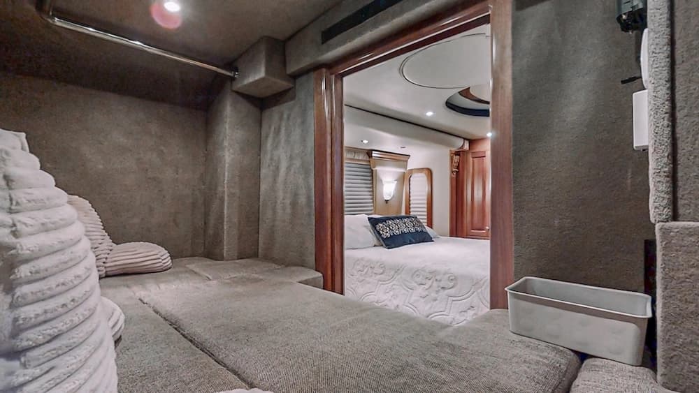 2006 Prevost Royale XLII Motorcoach - Image 31