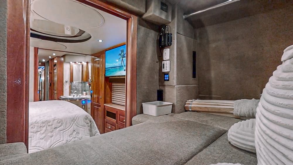 2006 Prevost Royale XLII Motorcoach - Image 33