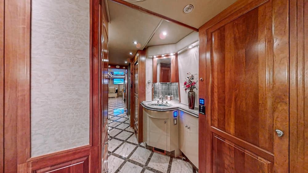 2006 Prevost Royale XLII Motorcoach - Image 34