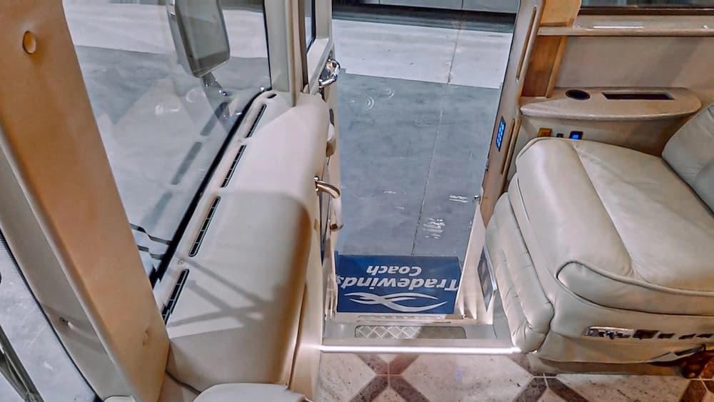 2006 Prevost Royale XLII Motorcoach - Image 37