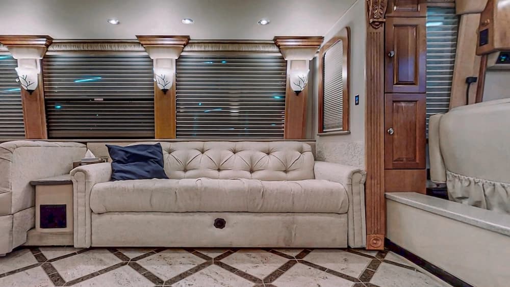 2006 Prevost Royale XLII Motorcoach - Image 5