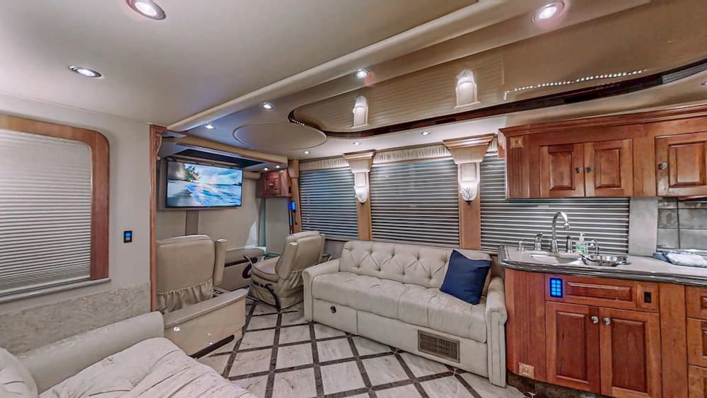 2006 Prevost Royale XLII Motorcoach - Image 6