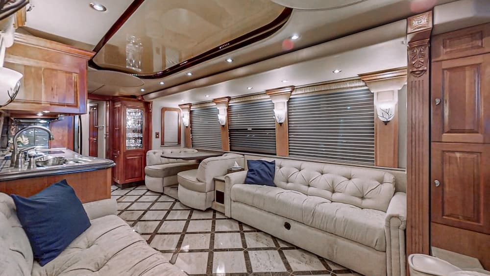 2006 Prevost Royale XLII Motorcoach - Image 7