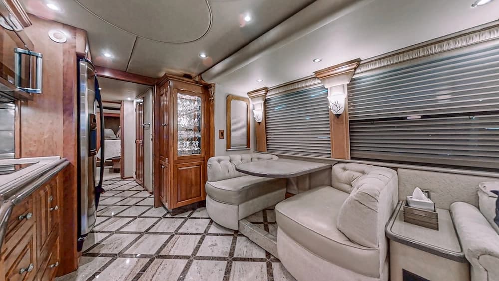2006 Prevost Royale XLII Motorcoach - Image 8