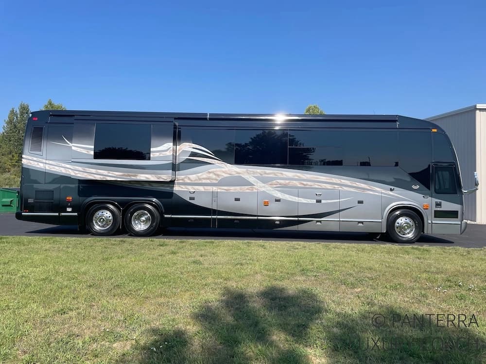 2006 Prevost Marathon H3-45 Motorcoach - Image 2