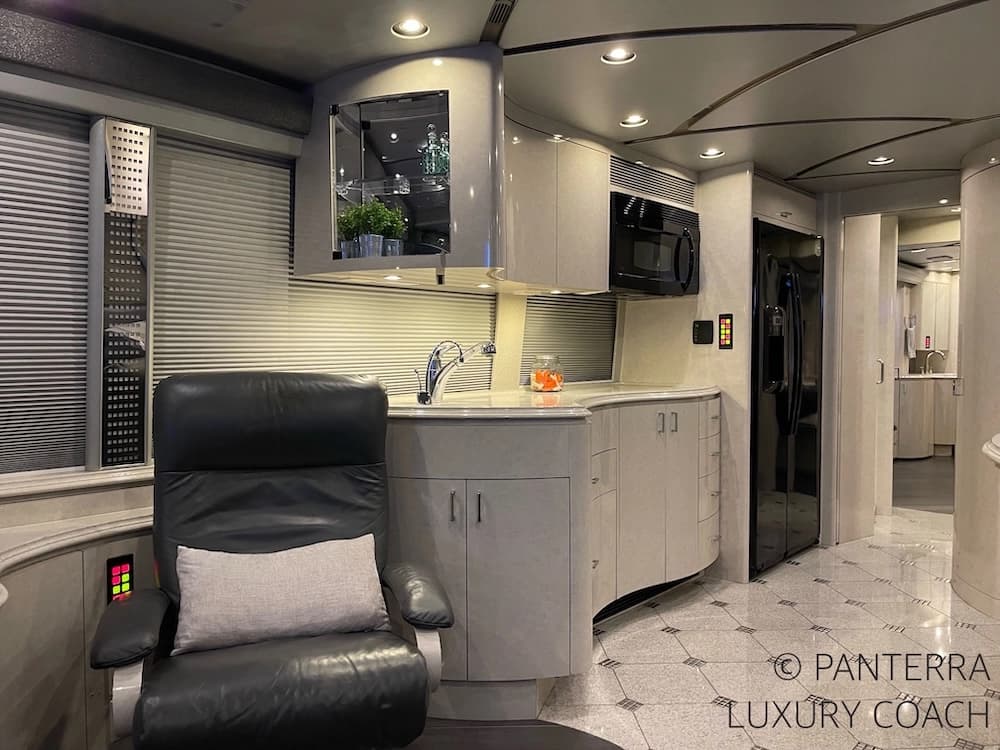 2006 Prevost Marathon H3-45 Motorcoach - Image 31