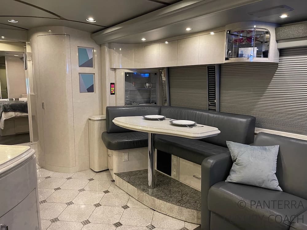 2006 Prevost Marathon H3-45 Motorcoach - Image 32