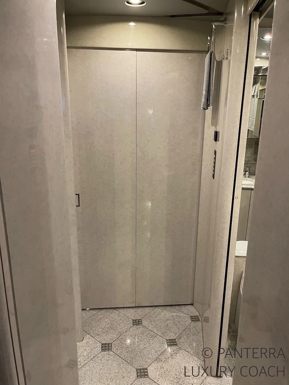 2006 Prevost Marathon H3-45 Motorcoach - Image 41