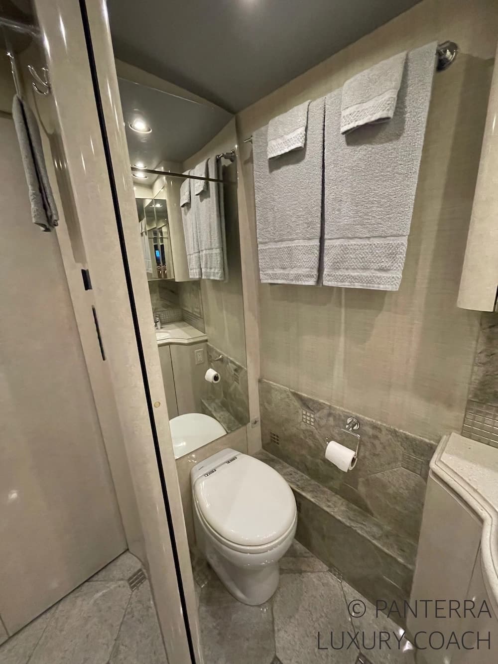 2006 Prevost Marathon H3-45 Motorcoach - Image 43