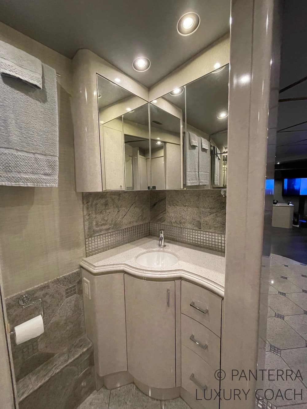 2006 Prevost Marathon H3-45 Motorcoach - Image 44