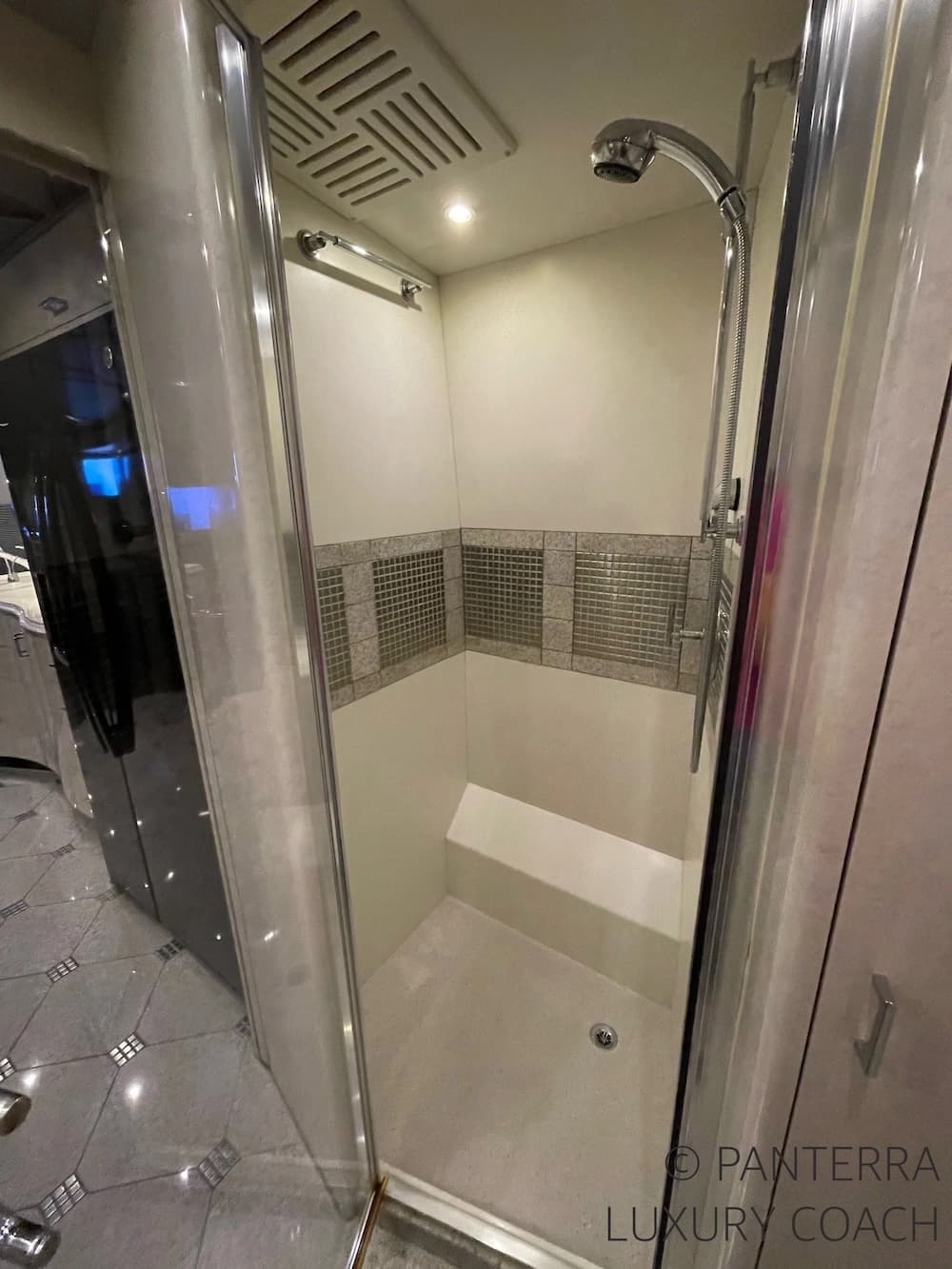 2006 Prevost Marathon H3-45 Motorcoach - Image 48