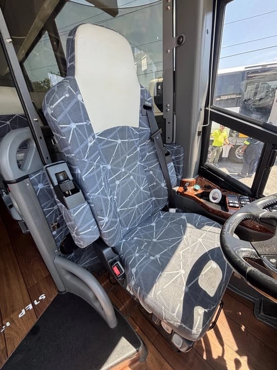 2016 MCI J4500 Coach Bus - Image 3