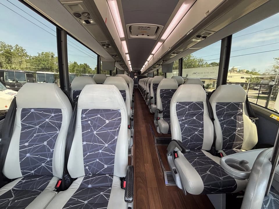 2016 MCI J4500 Coach Bus - Image 4