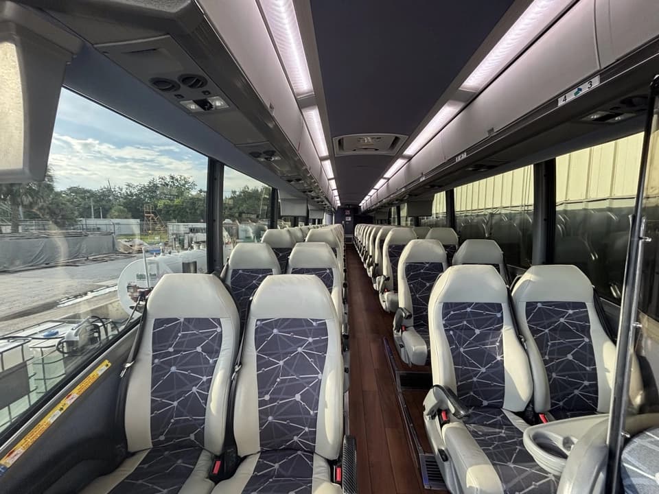 2016 MCI J4500 Coach Bus - Image 2