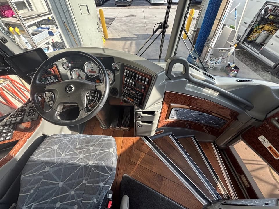 2016 MCI J4500 Coach Bus - Image 11
