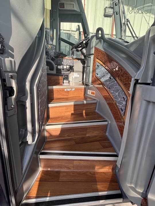2016 MCI J4500 Coach Bus - Image 12