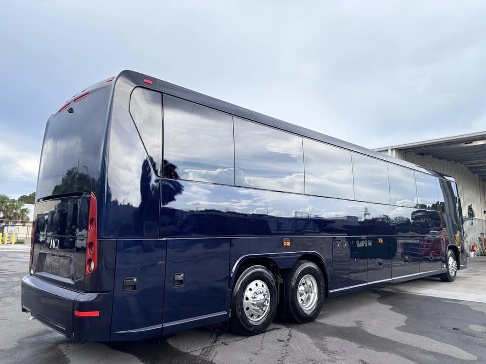 2016 MCI J4500 Coach Bus - Image 4