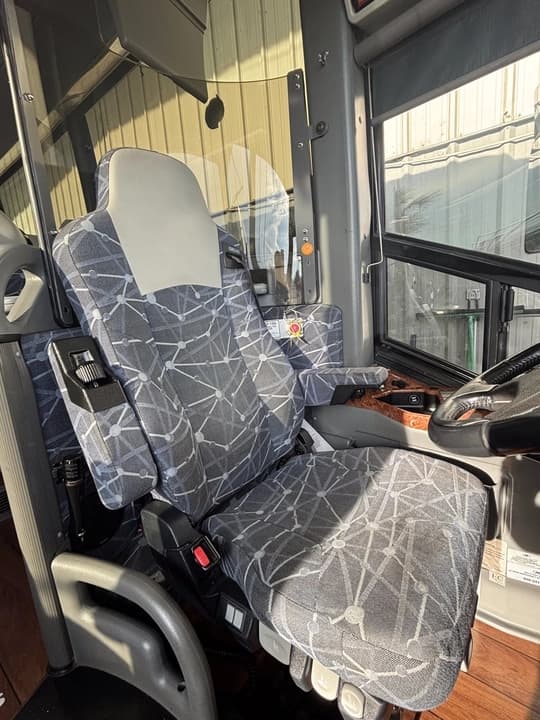 2016 MCI J4500 Coach Bus - Image 8