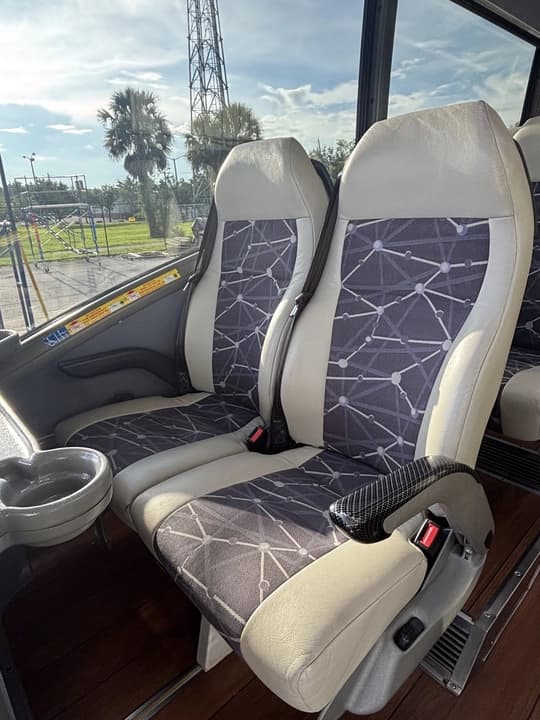 2016 MCI J4500 Coach Bus - Image 9