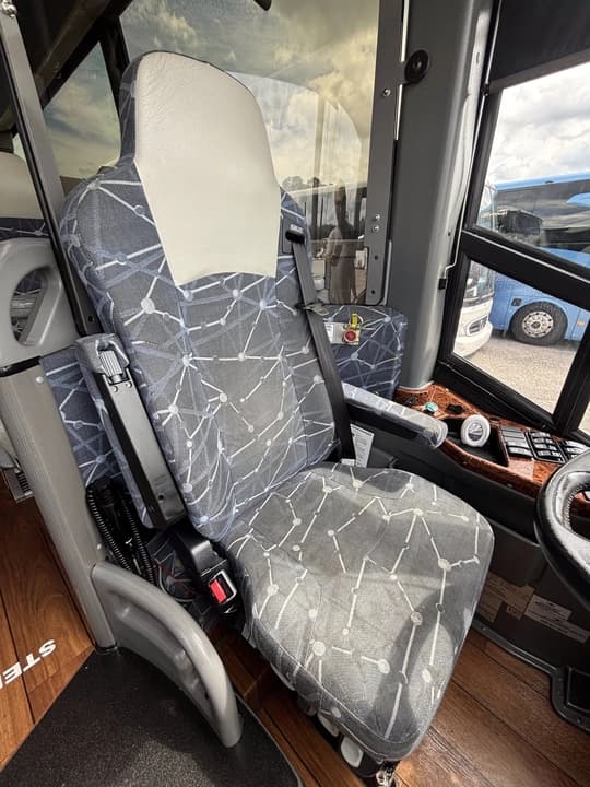 2016 MCI J4500 Coach Bus - Image 4