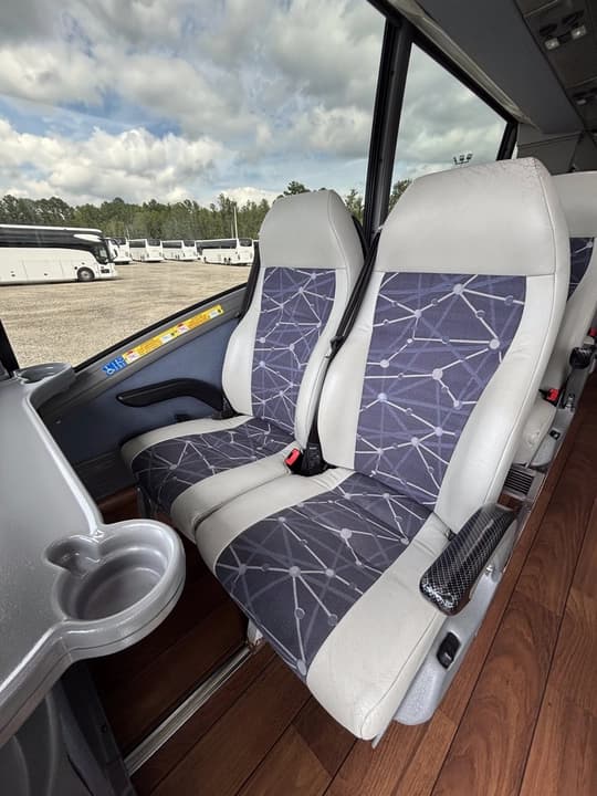 2016 MCI J4500 Coach Bus - Image 5