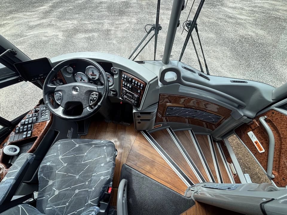 2016 MCI J4500 Coach Bus - Image 9