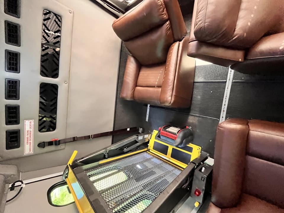 2009 Chevrolet Shuttlebus Mini Buses/Shuttles - Image 3