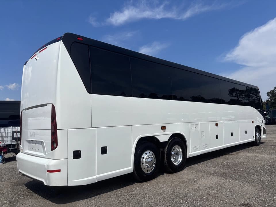 2016 MCI J4500 Coach Bus - Image 2