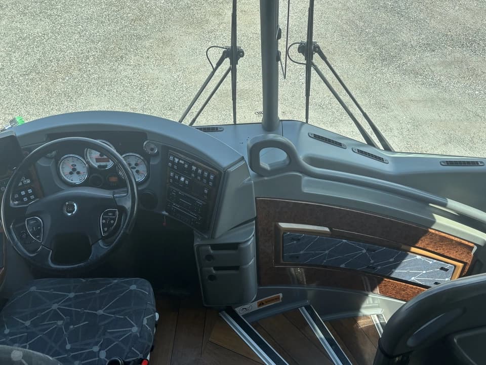2016 MCI J4500 Coach Bus - Image 9