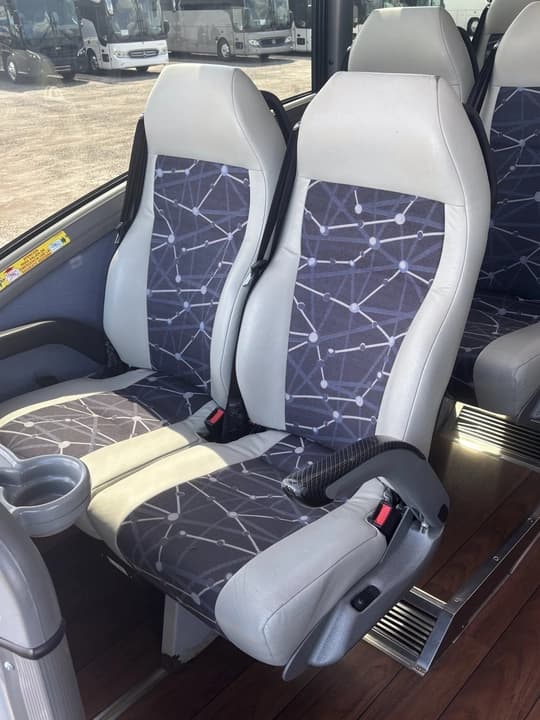 2016 MCI J4500 Coach Bus - Image 11