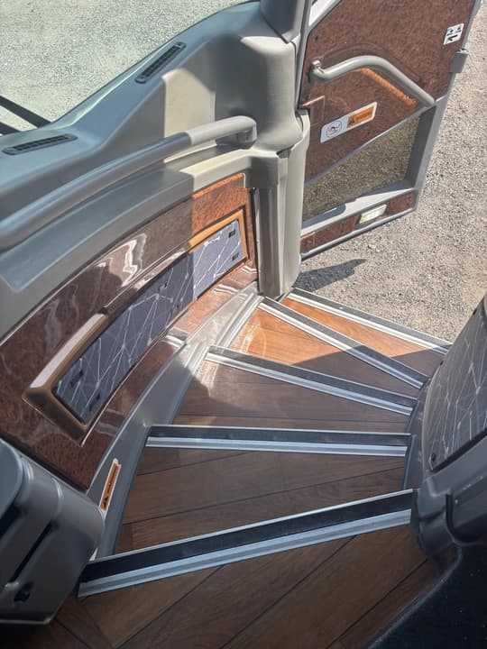 2016 MCI J4500 Coach Bus - Image 15