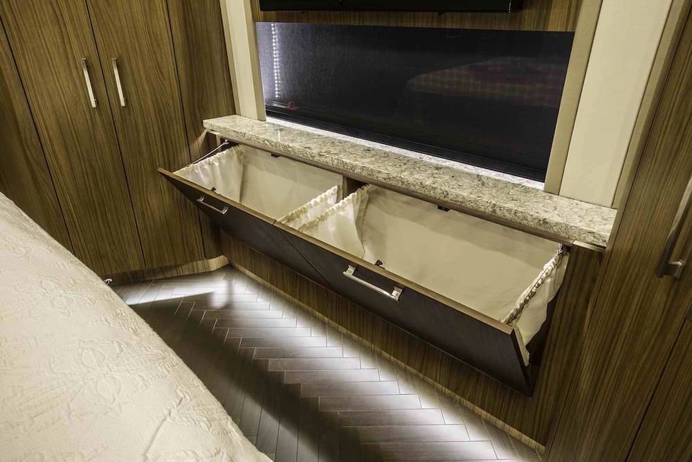2016 Prevost Featherlite H3-45 Motorcoach - Image 13