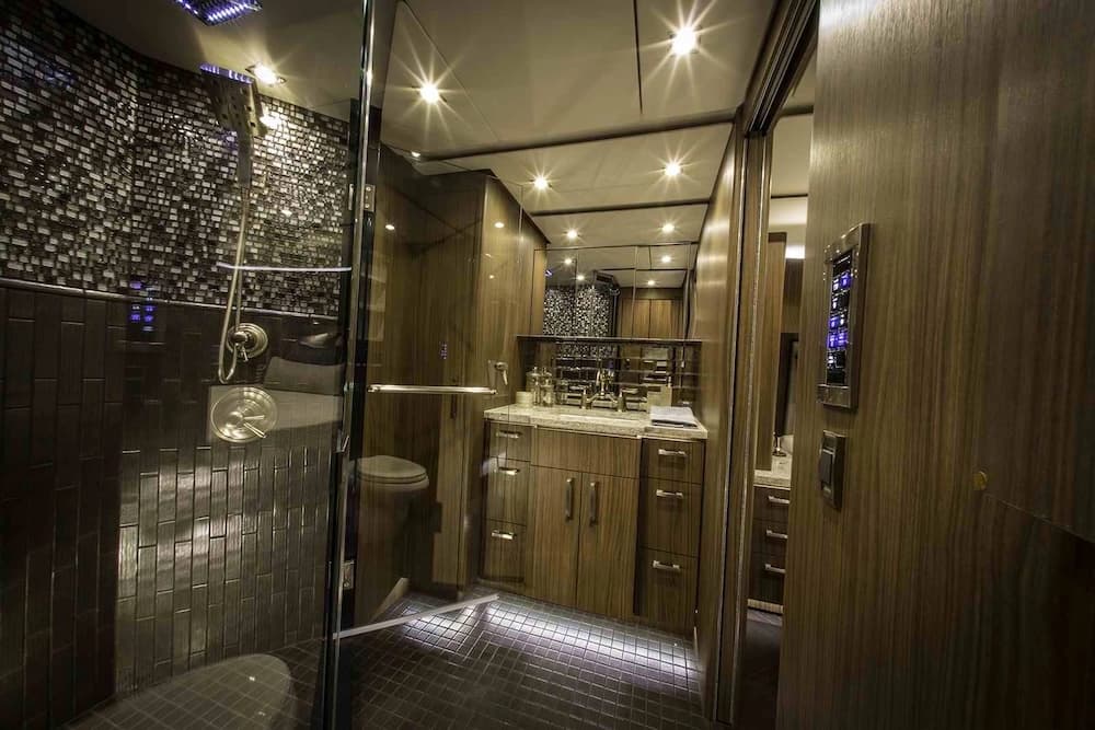 2016 Prevost Featherlite H3-45 Motorcoach - Image 15