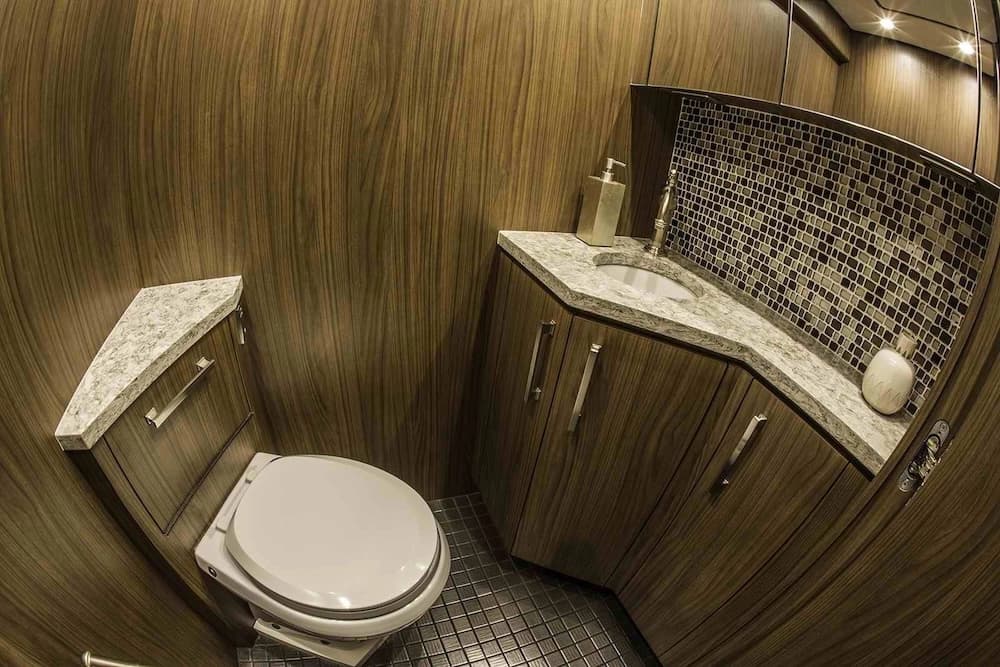 2016 Prevost Featherlite H3-45 Motorcoach - Image 18