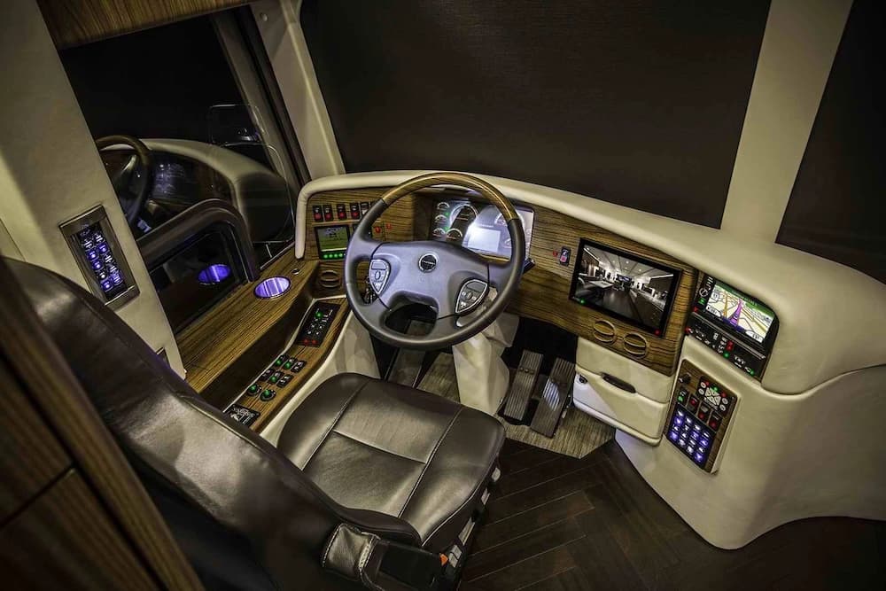 2016 Prevost Featherlite H3-45 Motorcoach - Image 3