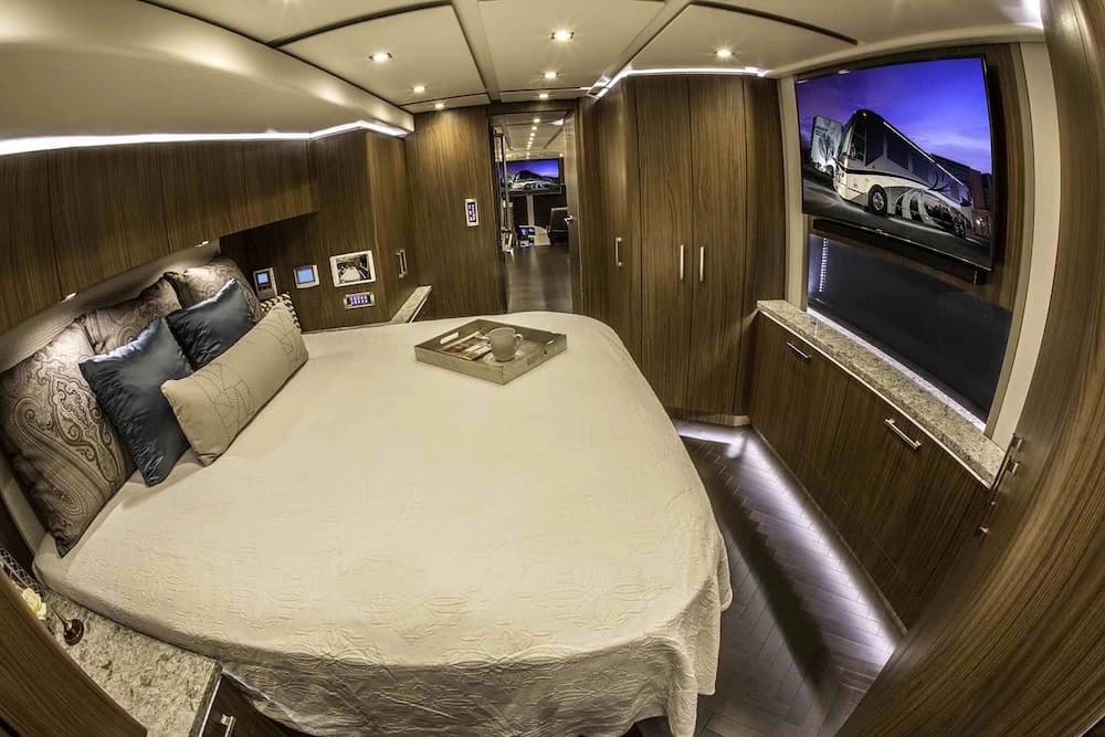 2016 Prevost Featherlite H3-45 Motorcoach - Image 22