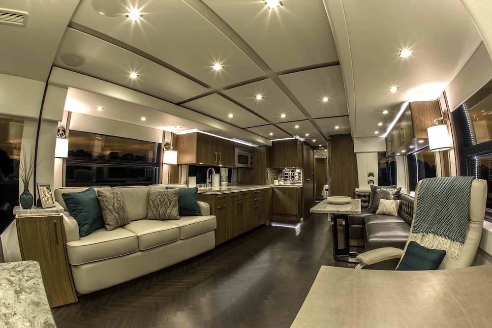 2016 Prevost Featherlite H3-45 Motorcoach - Image 4