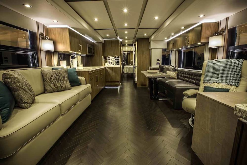 2016 Prevost Featherlite H3-45 Motorcoach - Image 5