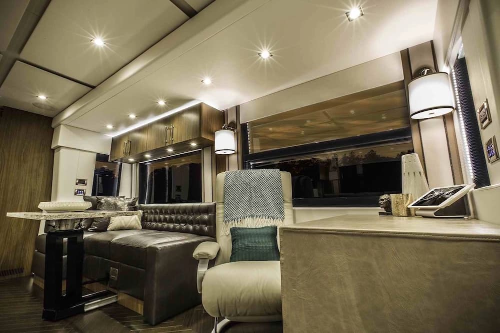 2016 Prevost Featherlite H3-45 Motorcoach - Image 7