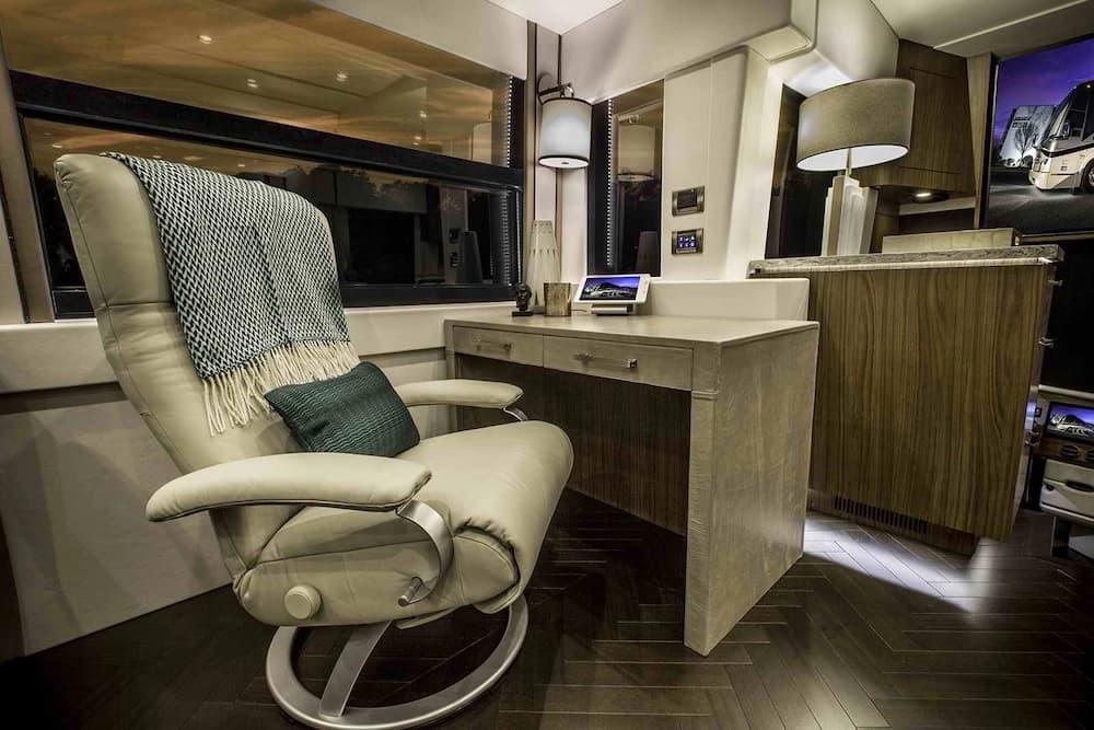 2016 Prevost Featherlite H3-45 Motorcoach - Image 9
