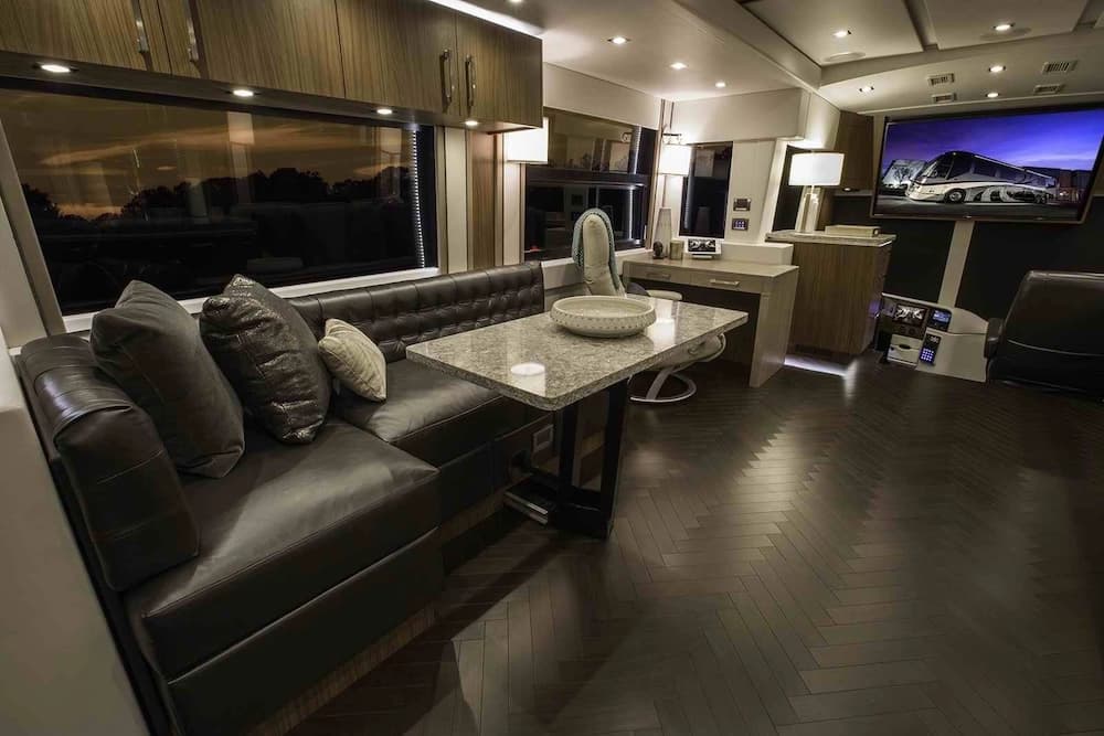 2016 Prevost Featherlite H3-45 Motorcoach - Image 10