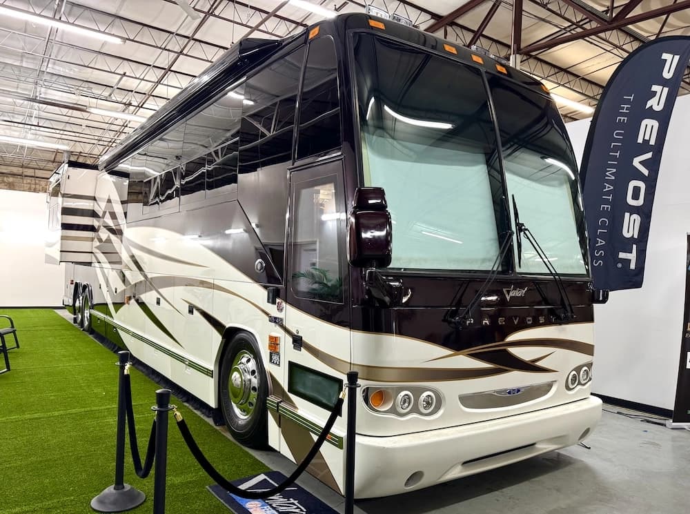 2004 Prevost Featherlite H3-45 bus