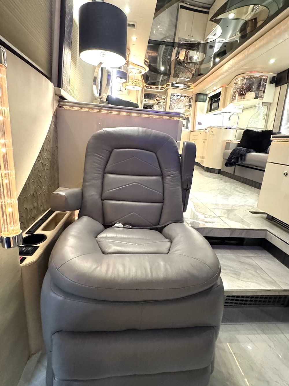 2004 Prevost Featherlite H3-45 Motorcoach - Image 9