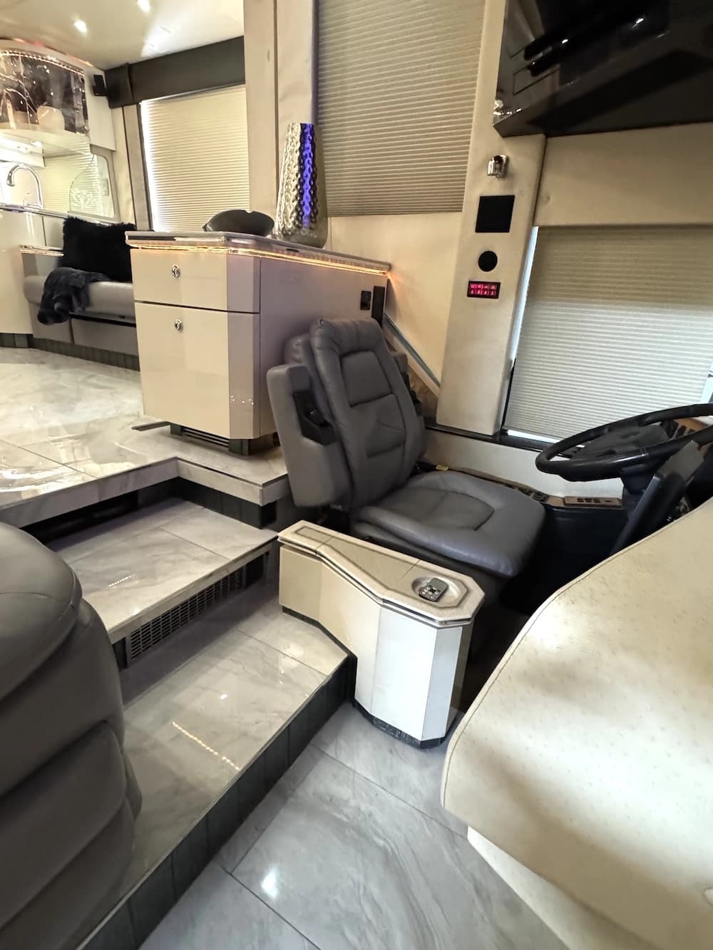 2004 Prevost Featherlite H3-45 Motorcoach - Image 10