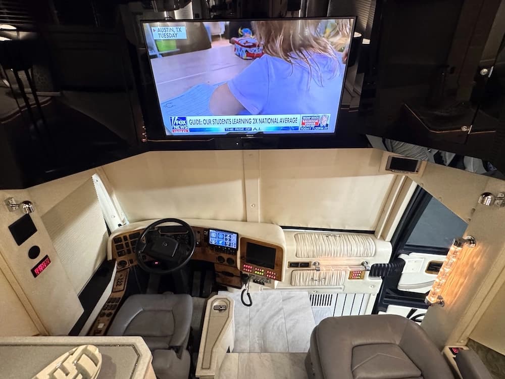 2004 Prevost Featherlite H3-45 Motorcoach - Image 11