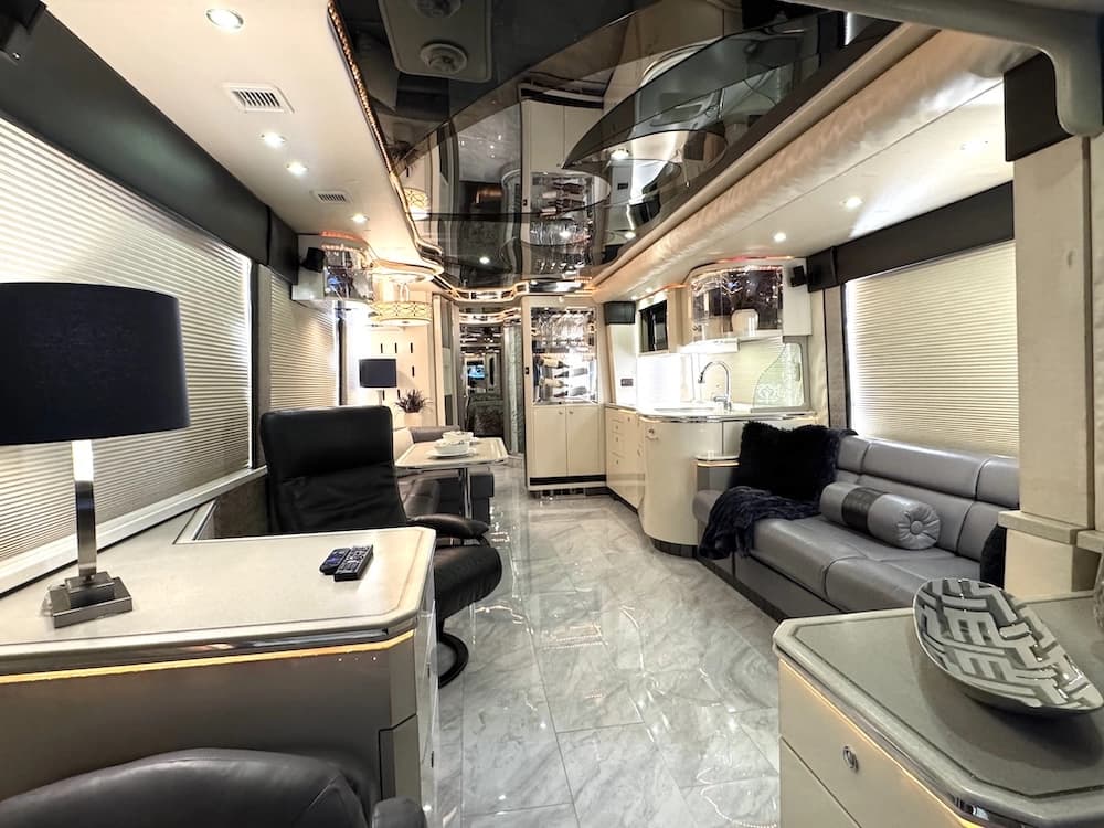 2004 Prevost Featherlite H3-45 Motorcoach - Image 12